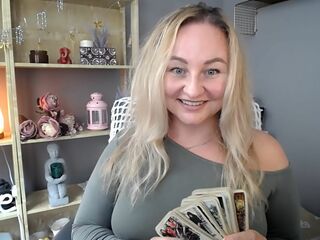 Shellie reading online